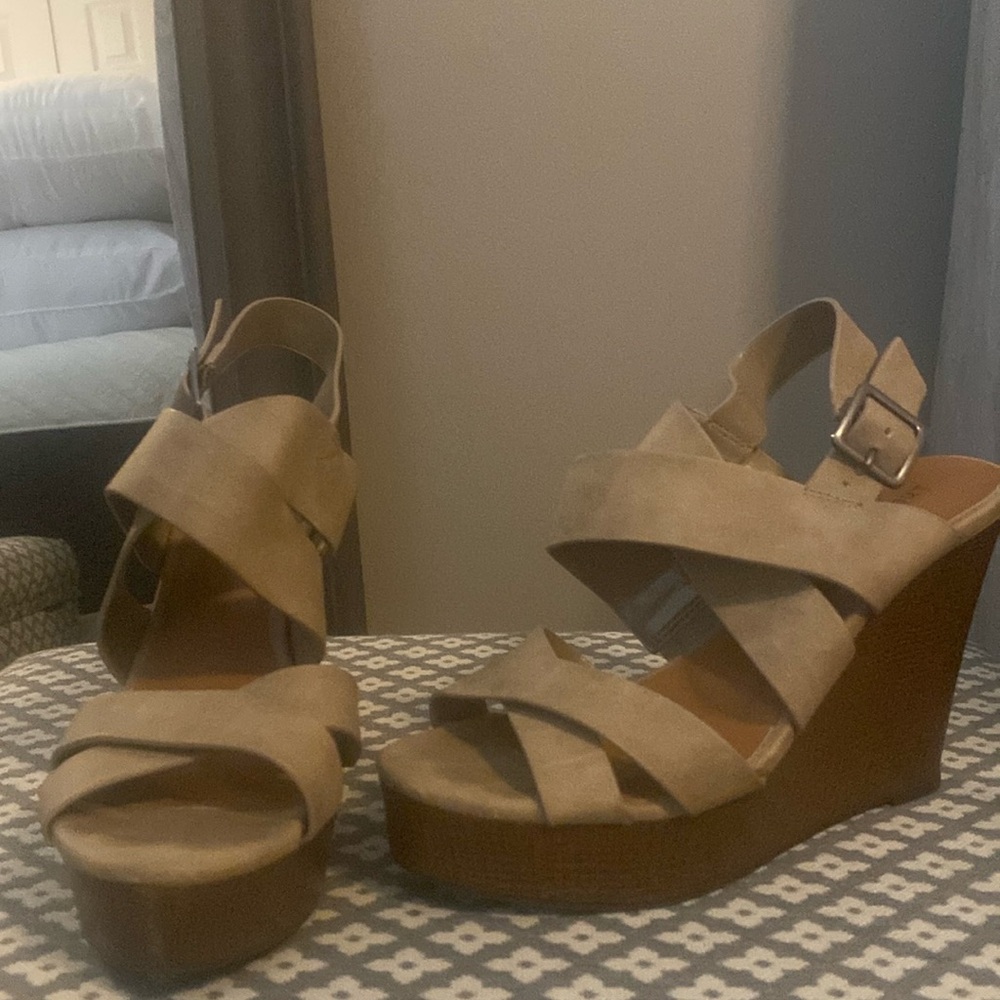 Indigo road wedges. Size 6.5. Perfect summer heel!